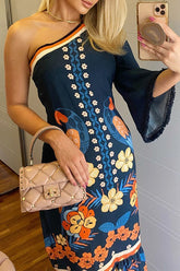 Bedrucktes Kleid mit schrägen Schultern und Glockenärmeln